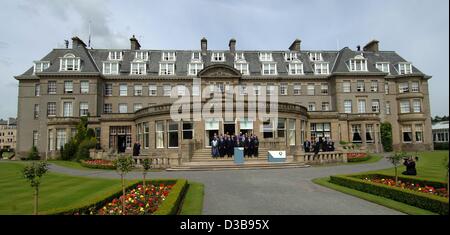 (dpa) - The G8 leaders and seven leaders of the African Union line up at the hotel's terrace for the family portrait of G8 Summit in Gleneagles, Scotland, Friday 08 July 2005. The world's most powerful leaders got down to talks in Gleneagles, Scotland discussing aid to Africa and climate change. The Stock Photo