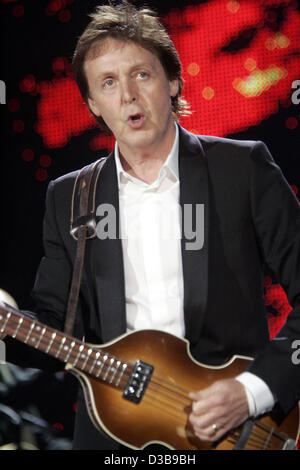 (dpa) - British rock singer Paul McCartney performs with the group Coldplay (not in picture) on stage during the Live 8 Concert in London Saturday 02 July 2005. Stock Photo