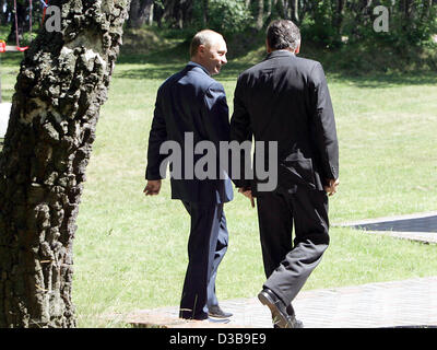 (dpa) - Russian President Wladimir Putin (L) welcomes German Chancellor Gerhard Schroeder in Svetlogorsk, Russia, Sunday 3 July 2005. After a tri-lateral meeting Schroeder, Putin and French President Jacques Chirac will participate in the celebrations for the 750th anniversary of the City of Kalinin Stock Photo