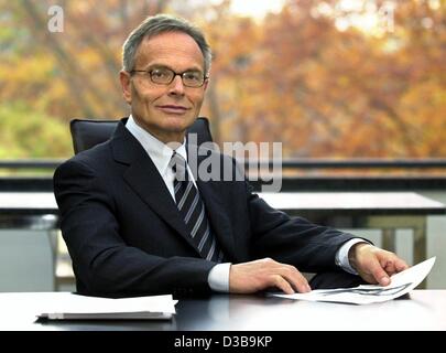 (dpa) - Guenther Fielmann, founder and chairman of the eyeglasses corporation Fielmann AG, pictured in the office at his home in Luettjensee, Germany, 1 November 2002. Stock Photo