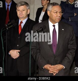 (dpa) - US Secretary of State Colin Powell (R) answers questions with German Foreign Minister Joschka Fischer (L) during a joint press conference at the State Department in Washington, 30 October 2002. Powell and Fischer answered questions on recent rifts between the two governments over policy on I Stock Photo