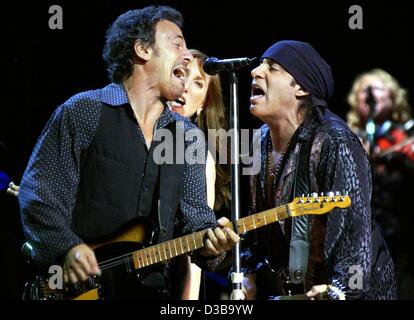 (dpa) - US rock star Bruce Springsteen (L) performs live with his wife Patti Scialfa and musician Steven Van Zandt (R) of the E-Street Band in Berlin, 20 October 2002. The concert, which lasted for almost three hours, was Springsteen's only concert in Germany this autumn. During the concert 'The Bos Stock Photo