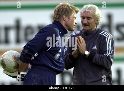 (dpa) - German soccer team coach Rudi Voeller (R) speaks to goal keeper and team captian Oliver Kahn while training in Frankfurt, Germany, 9 October 2002. Stock Photo