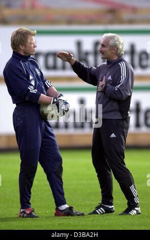 (dpa) - German soccer team coach Rudi Voeller (R) speaks to goal keeper and team captian Oliver Kahn while training in Frankfurt, Germany, 9 October 2002. Stock Photo