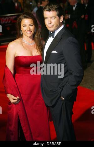 (dpa) - Irish actor Pierce Brosnan and his wife Keely Shaye-Smith arrive for the world premiere of the new James Bond movie 'Die Another Day', London, 18 November 2002. Stock Photo