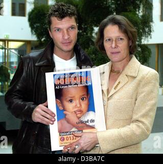 (dpa) - Christina Rau, the wife of the German president, and actor Hardy Krueger Jr pose with a poster of children's fund UNICEF in Berlin, 25 November 2002. The headline of the poster reads: 'For a handful of hope. AZ readers help lastingly'. UNICEF started 25 November its traditional christmas cam Stock Photo