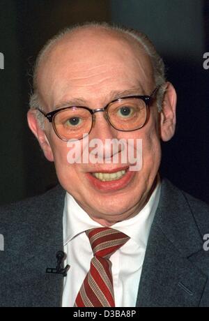 (dpa files) - German actor Horst Tappert ('Derrick'), pictured in Cologne, 7 December 1999. The 79-year-old actor announced 26 November 2002 to retire from acting. He is currently making his last movie, 'Herz ohne Krone' (heart without crown), in which he is playing a Transsylvanian king. Stock Photo