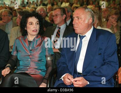 (dpa) - A file picture shows German publisher Siegfried Unseld of Suhrkamp Publishing, with his wife, author Ulla Berkewicz, in Frankfurt, 6 September 1999. Unseld died on 26 October 2002 at the age of 78 in his home in Frankfurt. He had been head of the publishing house since 1959, where he shaped  Stock Photo