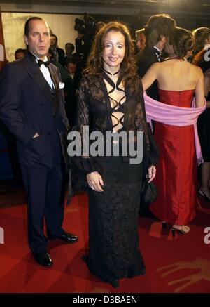 (dpa) - Greek-born Schlager singer Vicky Leandros and her husband Enno Baron von Ruffin arrive at the Bambi award show in the Estrel Convention Center in Berlin, 21 November 2002. About 1,000 invited guests attended the 54th Bambi entertainment award ceremony, which is organised by German publisher  Stock Photo