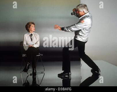 (dpa files) - The Swiss industrial heir, playboy and photographer Gunter Sachs photographs German actress Lilli Palmer in his photo studio, in Munich, November 1983. The great grandson of Adam Opel will celebrate his 70th birthday on 14 November 2002. In the 60's Sachs created a sensation as a playb Stock Photo