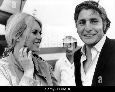 (dpa files) - The Swiss industrial heir, playboy and photographer Gunter Sachs accompanies his then wife Brigitte Bardot at the airport in Marbella, Spain, 10 April 1968. The great grand son of Adam Opel will celebrate his 70th birthday on 14.11.2002.  In the 60's Sachs created a sensation as a play Stock Photo