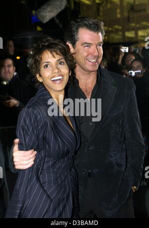 (dpa) - Irish actor Pierce Brosnan and Bond girl Halle Berry who plays Agent Jinx in the new James Bond movie arrive at the premiere of 'Die Another Day' in Berlin, 20 November 2002. The German premiere of the 20th Bond movie was attended by an array of stars. Stock Photo