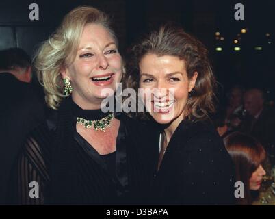 (dpa files) - Eliette von Karajan (L), widow of the famous conductor, and classical violinist Anne-Sophie Mutter share a laugh during a gala in Hamburg, 21 January 1998. Anne-Sophie Mutter was discovered by conductor von Karajan at the tender age of 13 when he gave her the chance to perform as soloi Stock Photo