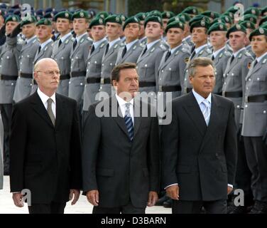 (dpa) - A group of recruits of the German Bundeswehr (army) carry type ...
