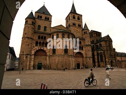 (dpa files) - A view over the cathedral's precincts and St Peter's Cathedral in Trier, Germany, 28 March 1996. The cathedral was erected in the fourth century on the site of a former palace of the Constantine period. Stock Photo