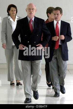 (dpa) - German Defence Minister Peter Struck (C), then chairman of the parliamentary fraction of the German Social Democrat Party SPD, walks down a hallway with his advisors in the Reichstag Building in Berlin, 18 July 2002. Struck, who was designated Defence Minister on 19 July, serves as Defence M Stock Photo