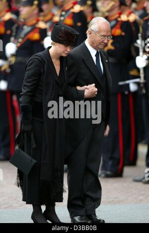 (dpa) - Carlos Hugo Duke of Bourbon-Parma, divorced husband of Dutch Princess Irene, and his daughter Carolina are leaving the Nieuwe Kerk (new church) in Delft after the funeral service for Prince Claus of the Netherlands, 15 October 2002. Prince Claus died on 6 October 2002 at the age of 76. The h Stock Photo