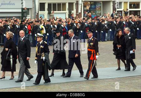 (dpa) - (L-R) Queen Sofia and King Juan Carlos of Spain, Queen Margrethe II. and Prince Henrik of Denmark, and Queen Silvia and King Carl XVI. Gustaf of Sweden arrive at the Nieuwe Kerk (new church) in Delft to attend the funeral service for Prince Claus of the Netherlands, 15 October 2002. Prince C Stock Photo