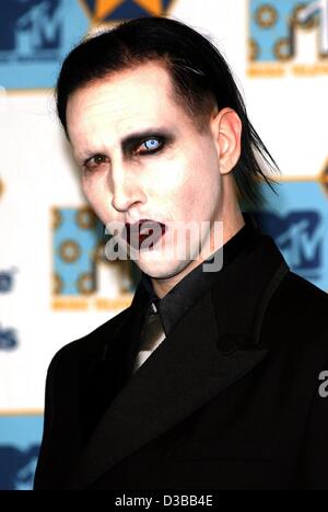 (dpa) - The American rock singer Marilyn Manson was a guest at the MTV European Music Awards in Barcelona, 14 November 2002. MTV celebrated its 9th presentation of the European Music Awards with a large array of stars. A total of 13 million viewers of MTV voted for their favourite artists - more tha Stock Photo