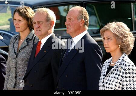 (dpa) - From L: Christina Rau, wife of the German President, President Johannes Rau, King Juan Carlos of Spain and Queen Sofia pose next to the royal limousine in the court of the Pardo Palace in Spain's capital Madrid, 11 November 2002. Rau was on a three-day state visit to Spain and the holiday is Stock Photo