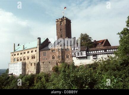 (dpa files) - A view of Wartburg Castle located above the town of Eisenach, Germany, 6 September 2000. Although it has retained some original sections from the feudal period, it acquired its form during the 19th century reconstitution. It was during his exile at Wartburg Castle that Martin Luther tr Stock Photo