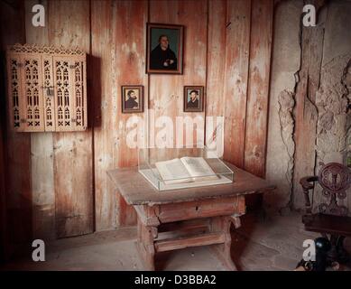 (dpa files) - A view into the Martin Luther's room in Wartburg Castle, located above the town of Eisenach, Germany, 23 October 1995. It was during his exile at Wartburg Castle that Martin Luther translated the New Testament into German (1521-1522). In 1999 the Wartburg was added to the Unesco World  Stock Photo