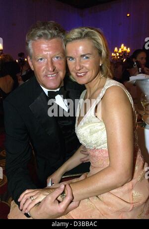 (dpa) - German author Hera Lind ('Das Superweib') and her husband Engelbert Lainer pose during the UNESCO charity gala Children In Need in Neuss, Germany, 9 November 2002. Unesco ambassador Ohoven hosted the event, and its patron was former Chancellor Kohl. Stock Photo