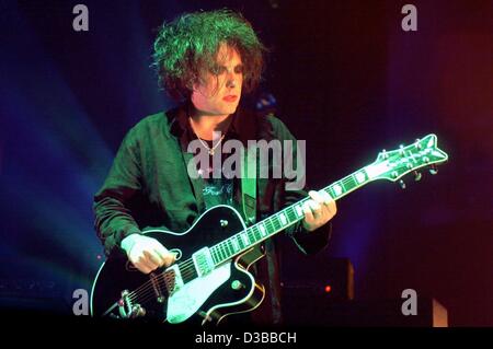 (dpa) - Robert Smith, singer of the British pop band The Cure, sings during a concert in the new Colorline Arena in Hamburg, 9 November 2002. The Cure was founded in the 1970s and they had their first hit with 'Killing an Arab'. According to their record label the band has meanwhile sold about 30 mi Stock Photo
