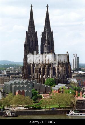 (dpa files) - A general view of the Cathedral in Cologne, 12 May 1997. In the foreground the Museum Ludwig. Building of the Gothic cathedral started in 1248 and was finished only in 1880. Being Germany's largest Cathedral, its huge basilica has a five-aisled nave and triple-aisled transept. It house Stock Photo