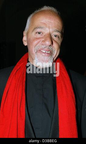(dpa) - Brazilian author Paulo Coelho pictured during the award ceremony in Munich, 6 November 2002. Coelho was awarded the International Book Prize Corine 2002 in the category Fiction for his book 'The Alchemist: A Fable About Following Your Dream' ('El Alquimista: Una Fabula Para Seguir Tus Suenos Stock Photo