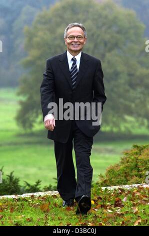 (dpa) - Guenther Fielmann, founder and chairman of the eyeglasses corporation Fielmann AG, pictured in the park in front of his home in Luettjensee, Germany, 1 November 2002. Stock Photo