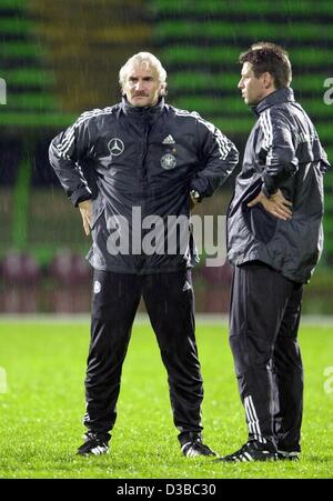 (dpa) - Rudi Voeller, coach of the German national soccer team, talks to trainer Michael Skibbe during a training in Sarajevo, Bosnia-Hercegovina, 10 October 2002. Stock Photo