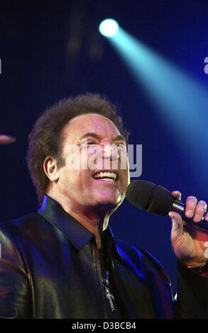 (dpa) - Welsh singer Tom Jones performs during a TV show in Cologne, Germany, 26 October 2002. Stock Photo