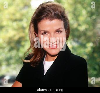 (dpa files) - Classical violinist Anne-Sophie Mutter, pictured in Frankfurt, November 1999. Born in 1963 in Rheinfelden, Germany, she started her international career at the tender age of 13 when conductor von Karajan gave her the chance to perform as soloist at the Salzburg Concerts of 1977. She so Stock Photo