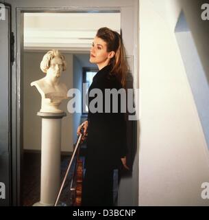 (dpa files) - Classical violinist Anne-Sophie Mutter poses with her violin in a door frame (undated filer). Born in 1963 in Rheinfelden, Germany, she started her international career at the tender age of 13 when conductor von Karajan gave her the chance to perform as soloist at the Salzburg Concerts Stock Photo