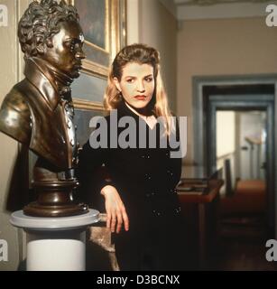(dpa files) - Classical violinist Anne-Sophie Mutter poses next to a bust (undated filer). Born in 1963 in Rheinfelden, Germany, she started her international career at the tender age of 13 when conductor von Karajan gave her the chance to perform as soloist at the Salzburg Concerts of 1977. She soo Stock Photo