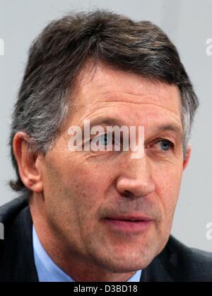 (dpa) - Thomas Holtrup, Chairman of the management board of the telecommunication company T-Online International AG, pictured at a press conference in Berlin, 30 January 2003. Stock Photo