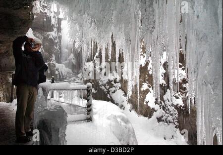 (dpa) - People take photos of the stunning icicles in the Partnachklamm Gorge near Garmisch-Partenkirchen, Germany, 31 January 2003. Stock Photo
