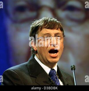 (dpa) - Bill Gates, co-founder of Microsoft, the largest software company of the world, holds a speech on the occasion of the 20th anniversary of the German subsidiary in Munich, 28 January 2003. Microsoft wants to increase its social commitment in Germany. 'We have always intended to be not just ec Stock Photo