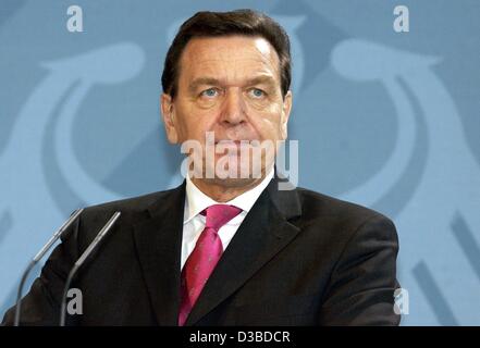 (dpa) - German Chancellor Gerhard Schroeder comments George Bush's remarks on Iraq in his State of the Union speech, Berlin, 29 January 2003. Schroeder sees a chance that military action against Iraq can be prevented. The chancellor stressed that Bush, too, considers the UN Security Council as the p Stock Photo