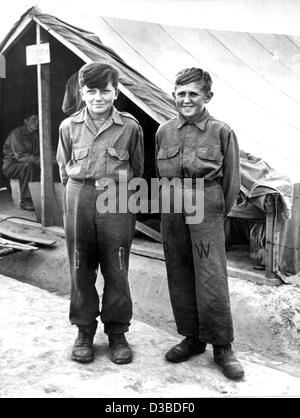 (dpa files) - Two young German prisoners of war smile at the photographer in a US camp shortly after the end of the Second World War, in Germany, 1945. Stock Photo
