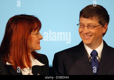 (dpa) - Microsoft founder Bill Gates stands next to German Education Minister Edelgard Bulmahn in Munich, 28 January 2003. Four schools were awarded Microsoft's 'Road Ahead' Prize 2002 in Munich. Pupils from 600 school had handed in their internet sites under the motto 'Leben und Lernen in der EU' ( Stock Photo