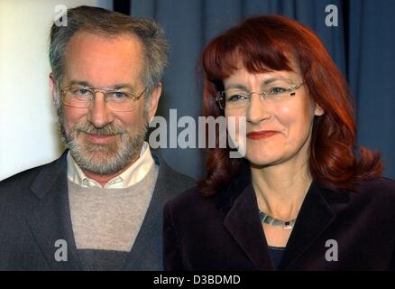 (dpa) - US film director Steven Spielberg ('Schindler's List') stands next to German Education Minister Edelgard Bulmahn in Berlin, 26 January 2003. Spielberg  in Germany opened the competition for pupils under the motto 'remembering for the present and the future - tolerance wins!' ('Erinnern fuer  Stock Photo
