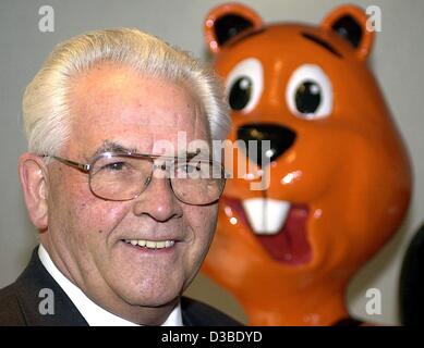 (dpa) - Manfred Maus, Chairman of the Supervisory Board and co-founder of the German DIY store chain OBI, poses in front of the OBI beaver during the annual press conference in Cologne, 24 January 2003. Stock Photo
