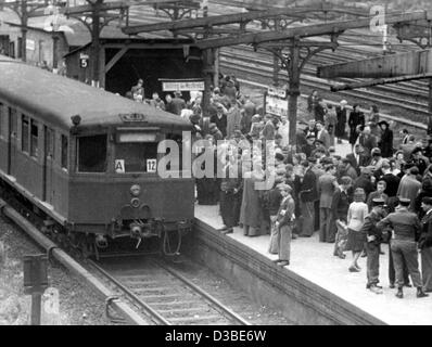 (dpa files) - People crowd at a train station in Berlin, 21 May 1949. West Berlin's railway workers who were paid by the Reichsbahn (empire railway) of the Soviet sector, went on strike on 21 May 1949 demanding that their wages be paid in western Deutsch Marks. Measures by the Reichsbahn to use SED  Stock Photo