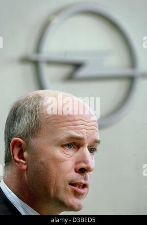 (dpa) - Carl-Peter Forster, CEO of the car manufacturer Adam Opel AG, speaks during a results press conference in Ruesselsheim, Germany, 16 January 2003. Opel, a subsidiary company of General Motors, could reduce its losses from a record high of 674 million Euro in 2001 to less than 350 million Euro Stock Photo