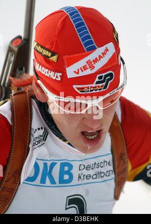 (dpa) - German biathlete Kati Wilhelm sprints to sixth place in the 7.5 km sprint race at the Biathlon World Cup in Oberhof, Germany, 8 January 2003. Five German women are among the 10 best in the end but they did not manage to finish on the rostrum. Stock Photo