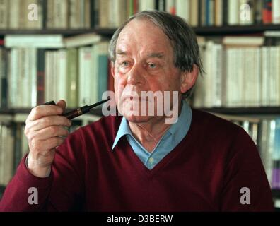 (dpa files) - German author Siegfried Lenz, pictured in Hamburg, 16 April 1997. Lenz counts among the most read German post war authors, his most famous work being 'The German Lesson' which deals with the conflict between power and art and the painting prohibition in the Third Reich. Stock Photo