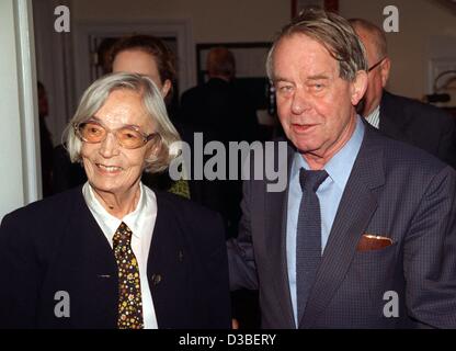(dpa files) - German author Siegfried Lenz and his wife Lieselotte are attending the presentation of former chancellor Helmut Schmidt's book 'Weggefaehrten' (companions), Hamburg, 17 September 1996. Lenz counts among the most read German post war authors, his most famous work being 'The German Lesso Stock Photo
