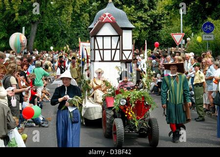 (dpa) - A parade of people dressed in costumes move through the streets past a cheering crowd during the 'Saxon-Anhalt-Tag' in Magdeburg, Germany, 29 June 2003. Around 4,500 participants from all around the German state of Saxony-Anhalt took part in the parade which featured the mineature constructi Stock Photo